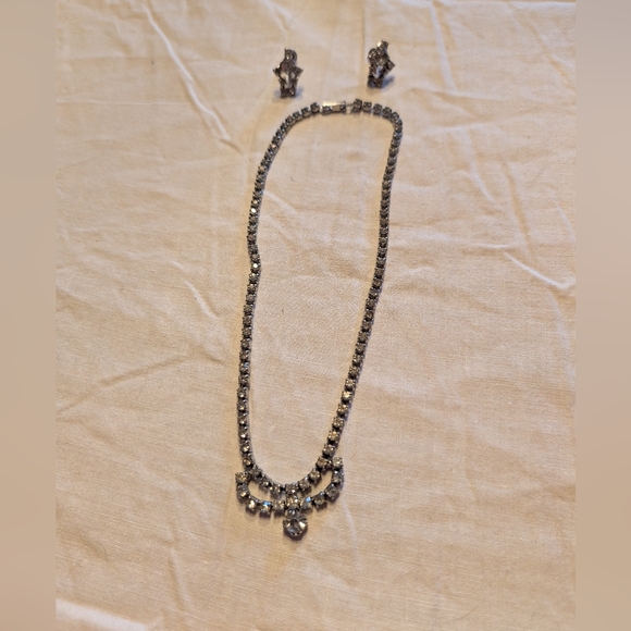 Avon Jewelry - 2/20$ Avon Silver Necklace with Crystal Details